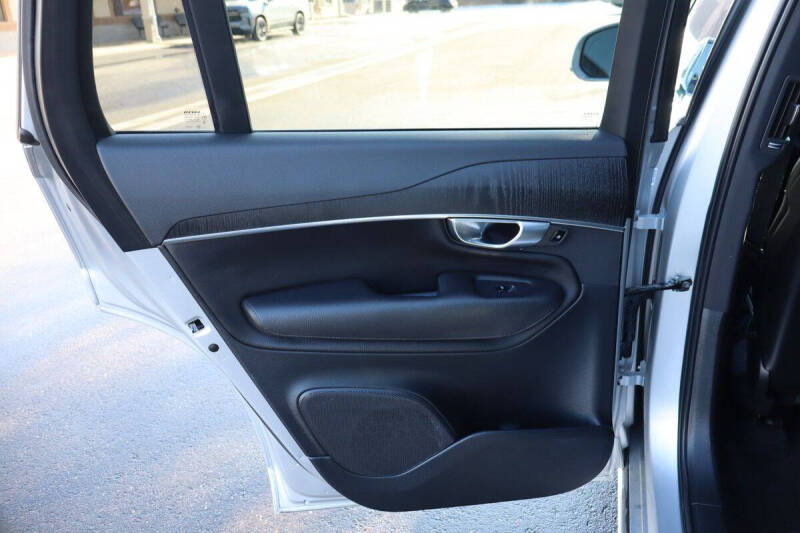 2020 Volvo XC90 T6 Momentum 7-Passenger