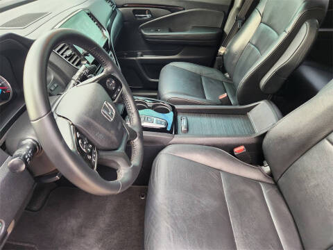 2021 Honda Pilot Touring w/Rear Captain's Chairs