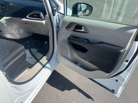 2023 Chrysler Voyager LX
