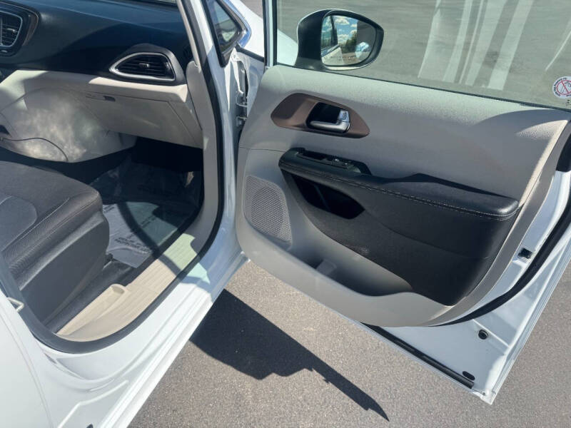 2023 Chrysler Voyager LX
