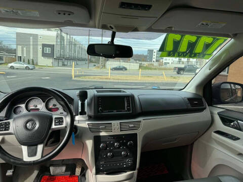 2011 Volkswagen Routan SE