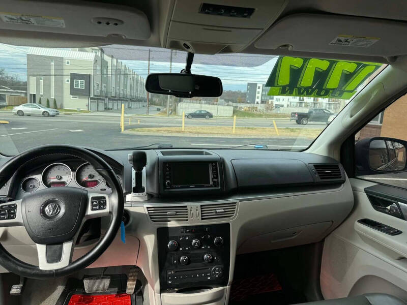 2011 Volkswagen Routan SE