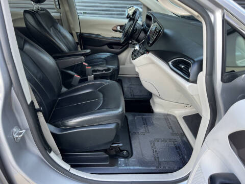 2017 Chrysler Pacifica Touring-L