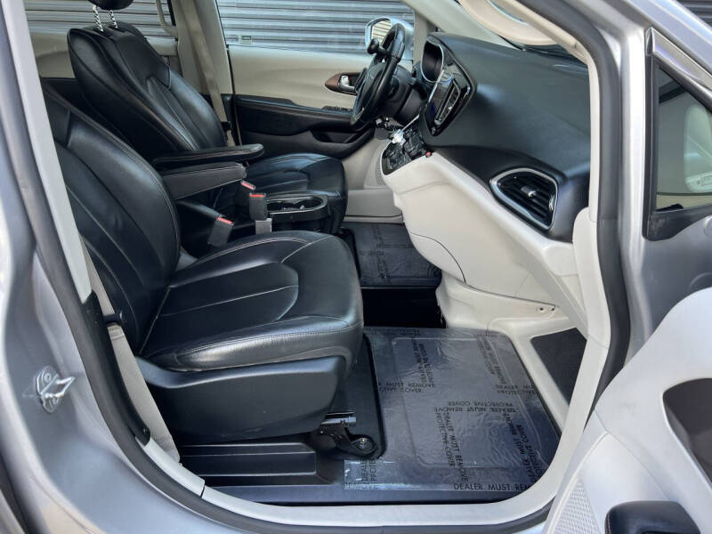 2017 Chrysler Pacifica Touring-L