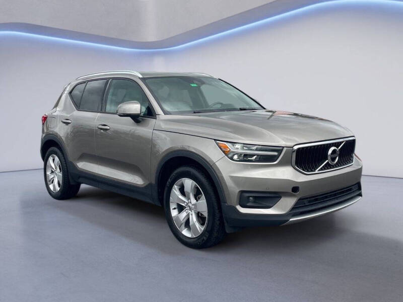 2022 Volvo XC40 Momentum's photo