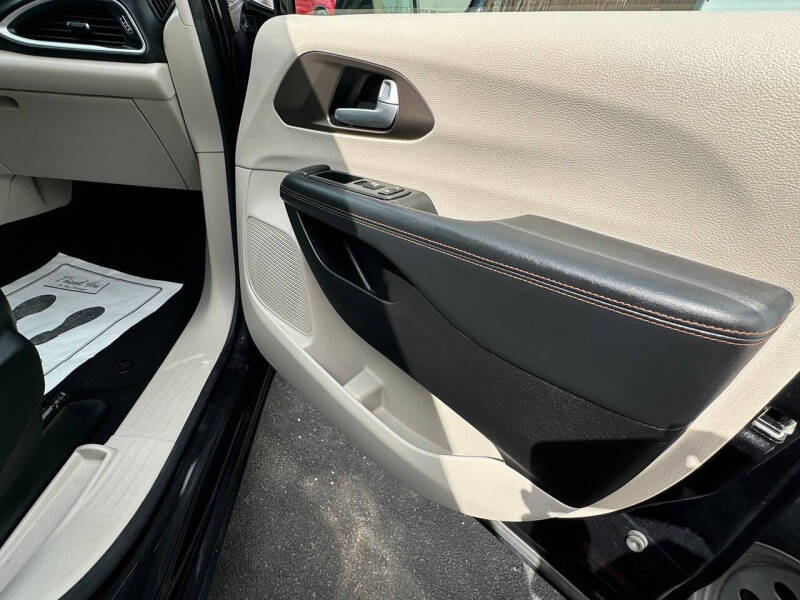 2017 Chrysler Pacifica Touring-L