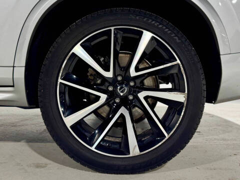 2022 Volvo XC90 T6 Momentum 6-Passenger