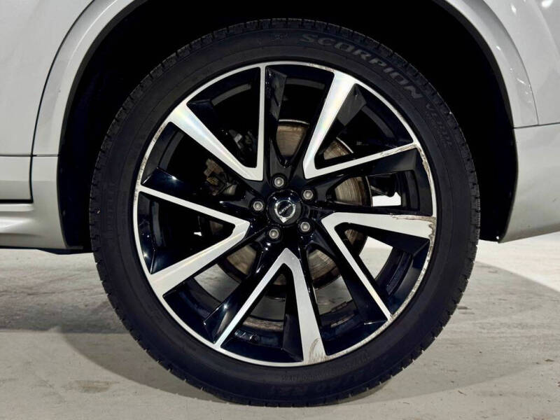 2022 Volvo XC90 T6 Momentum 6-Passenger