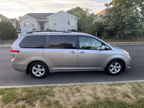 2011 Toyota Sienna LE 7-Passenger Auto Access Seat