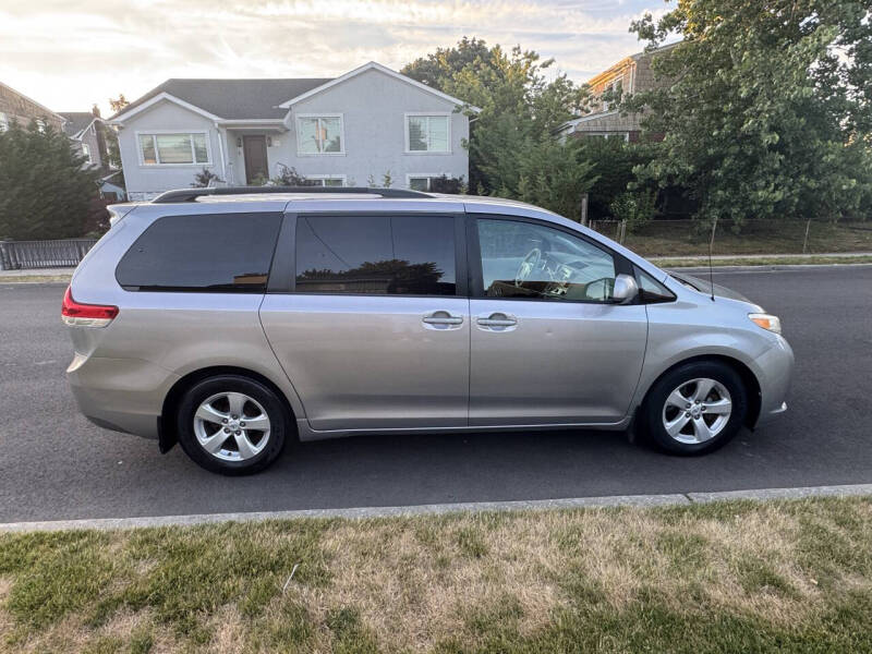 2011 Toyota Sienna LE 7-Passenger Auto Access Seat