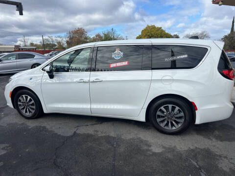 2023 Chrysler Pacifica Plug-In Hybrid Touring L