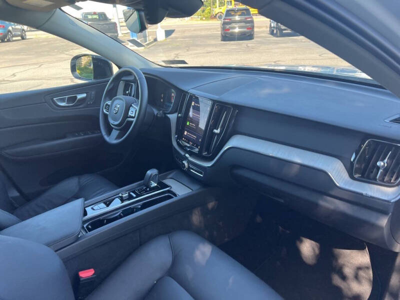 2025 Volvo XC60 B5 Plus Dark Theme