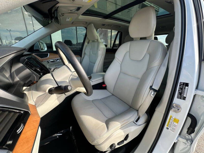 2022 Volvo XC90 T6 Momentum 7-Passenger