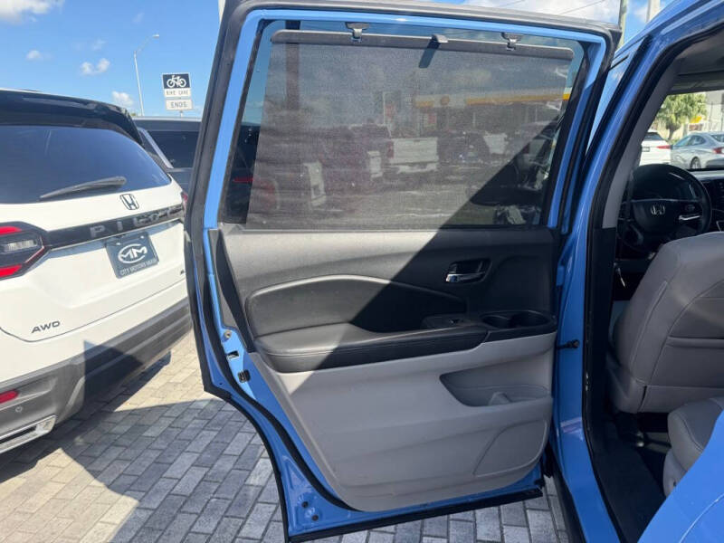 2021 Honda Pilot Touring w/Rear Captain's Chairs