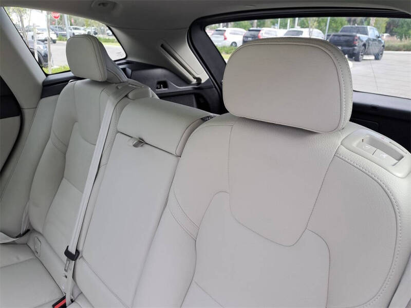 2024 Volvo XC60 B5 Core Dark Theme