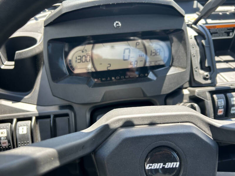 2024 Can-Am Defender HD10