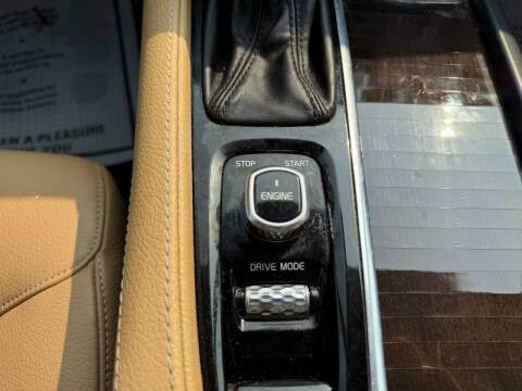 2016 Volvo XC90 T6 Momentum