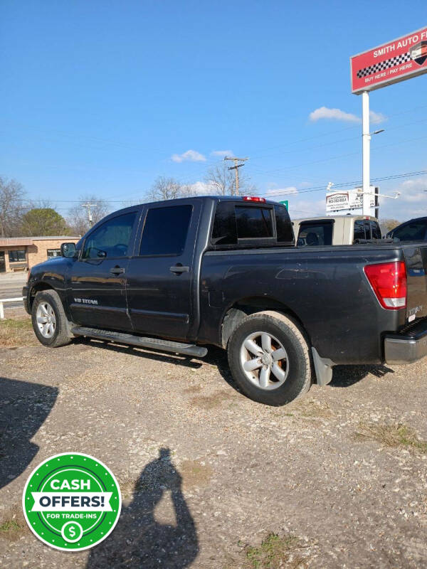 2010 Nissan Titan SE's photo