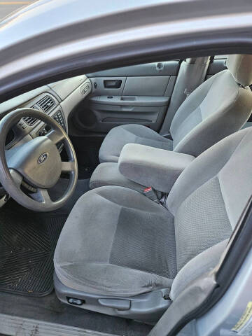 2005 Ford Taurus SE