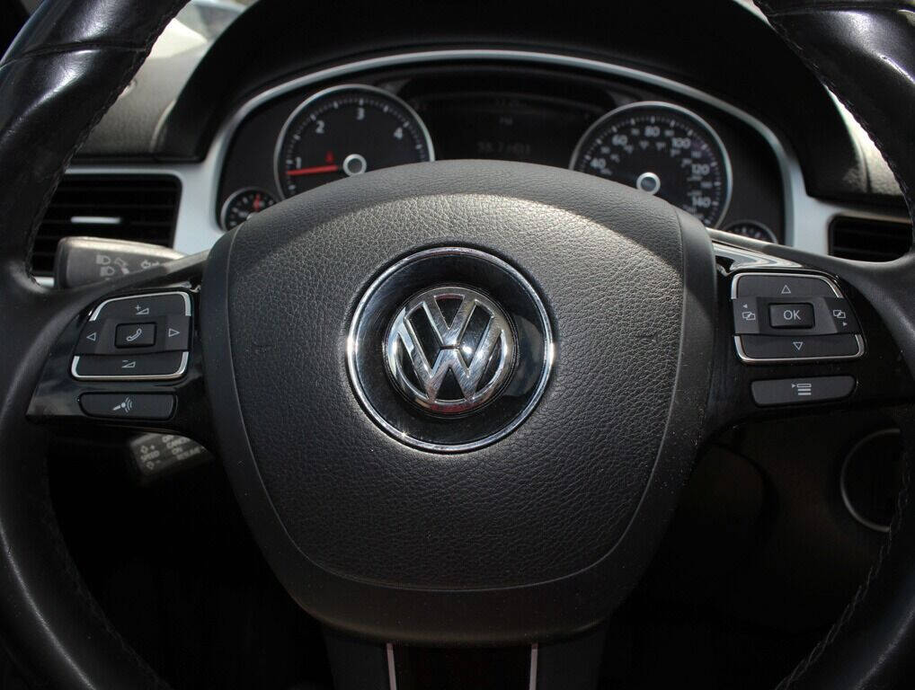 2014 Volkswagen Touareg  - $18,995