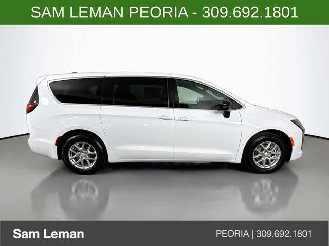 2027 Chrysler Pacifica Select