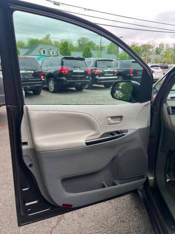 2012 Toyota Sienna LE 7-Passenger