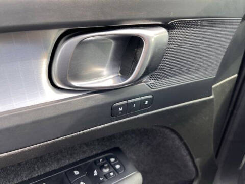 2025 Volvo XC40 B5 Core Bright Theme