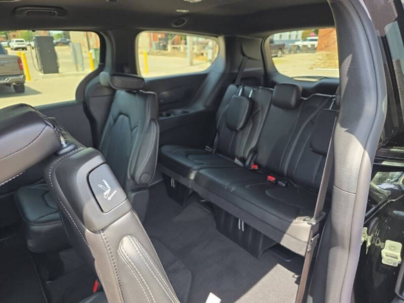 2027 Chrysler Pacifica Select