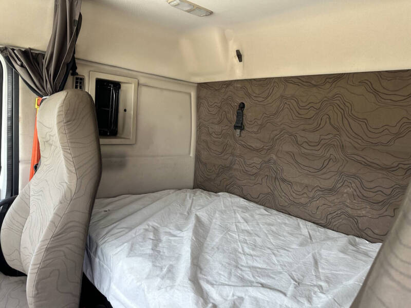 2017 Volvo VNL