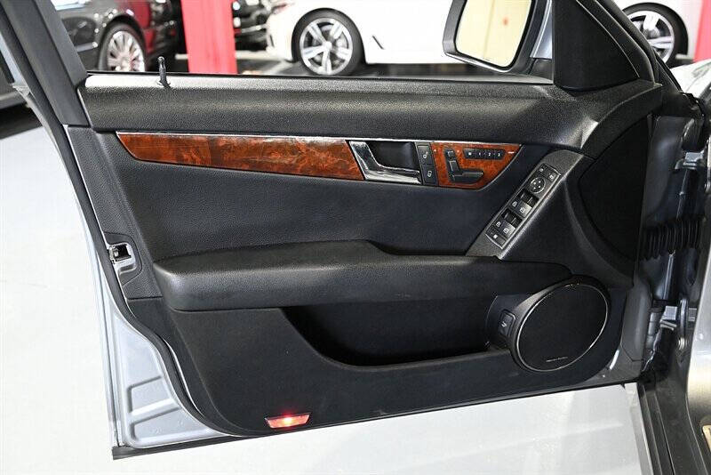 2009 Mercedes-Benz C-Class 38