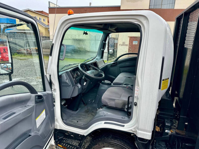 2015 Isuzu NRR  23' Flatbed + Lift Gate