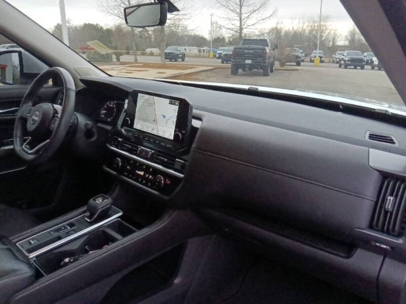 2025 Nissan Pathfinder SL