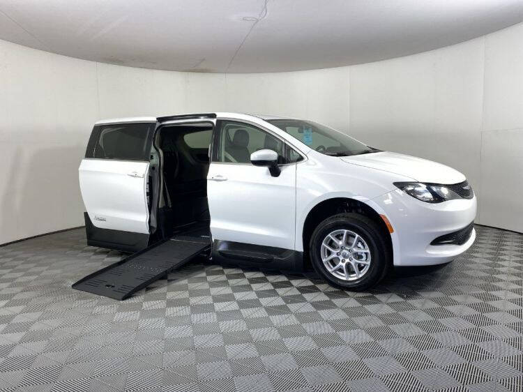 2022 Chrysler Voyager LX