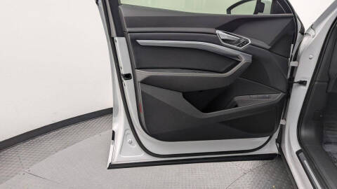 2021 Audi e-tron quattro Premium