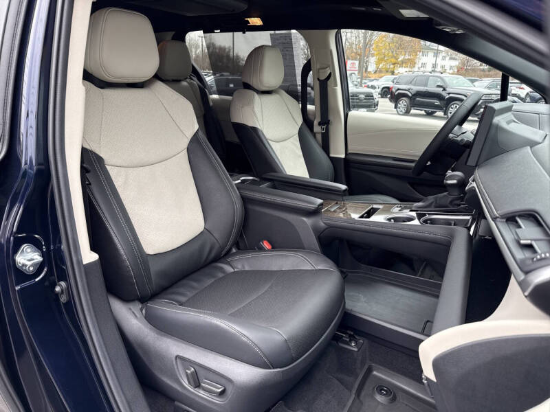 2025 Toyota Sienna Platinum 7-Passenger