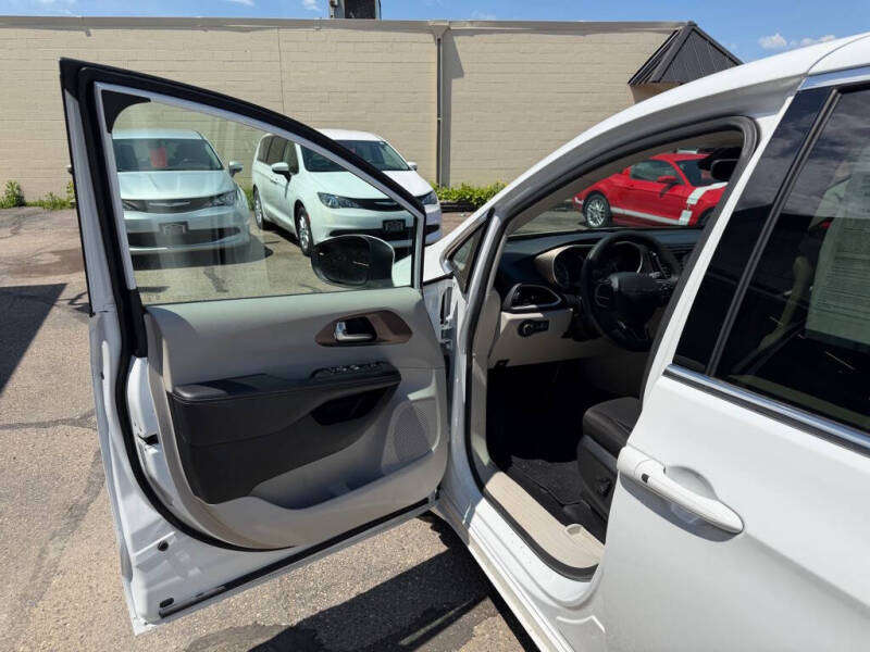 2023 Chrysler Voyager LX