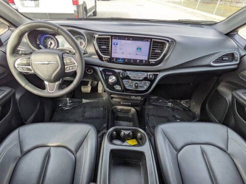 2025 Chrysler Voyager LX