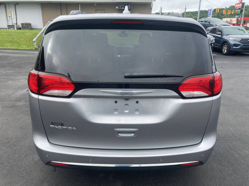 2017 Chrysler Pacifica Touring-L photo 7