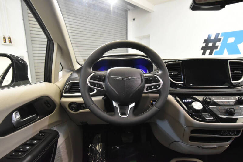 2024 Chrysler Pacifica Plug-In Hybrid Select