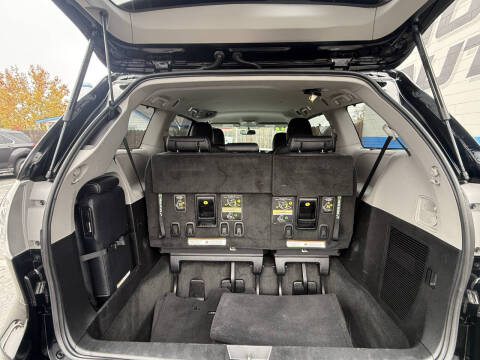 2017 Toyota Sienna SE 8-Passenger