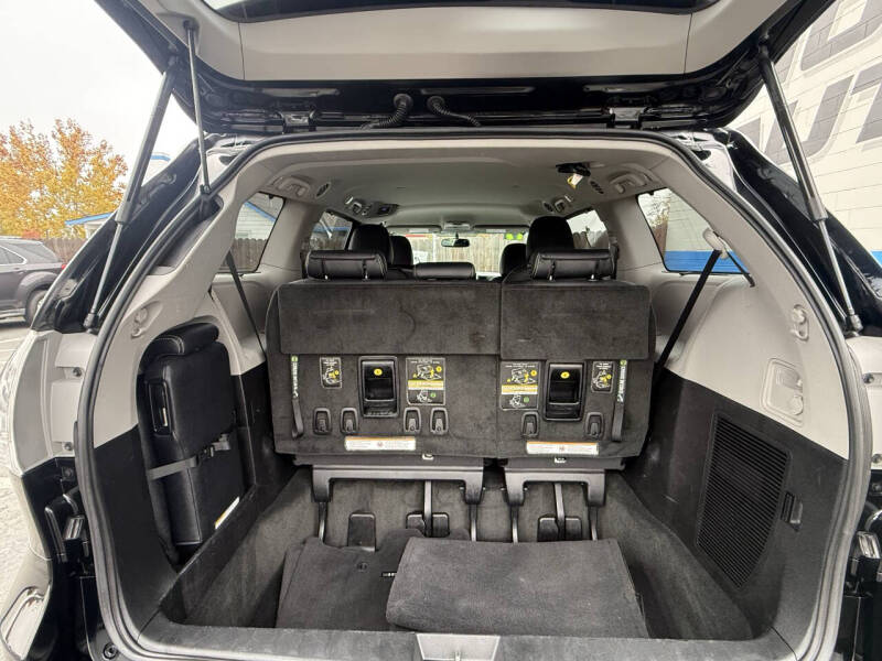 2017 Toyota Sienna SE 8-Passenger