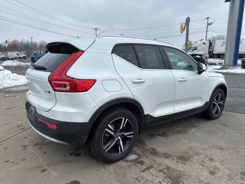2025 Volvo XC40 B5 Core Bright Theme