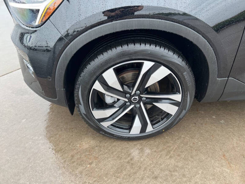 2023 Volvo XC40 B5 Plus Dark Theme