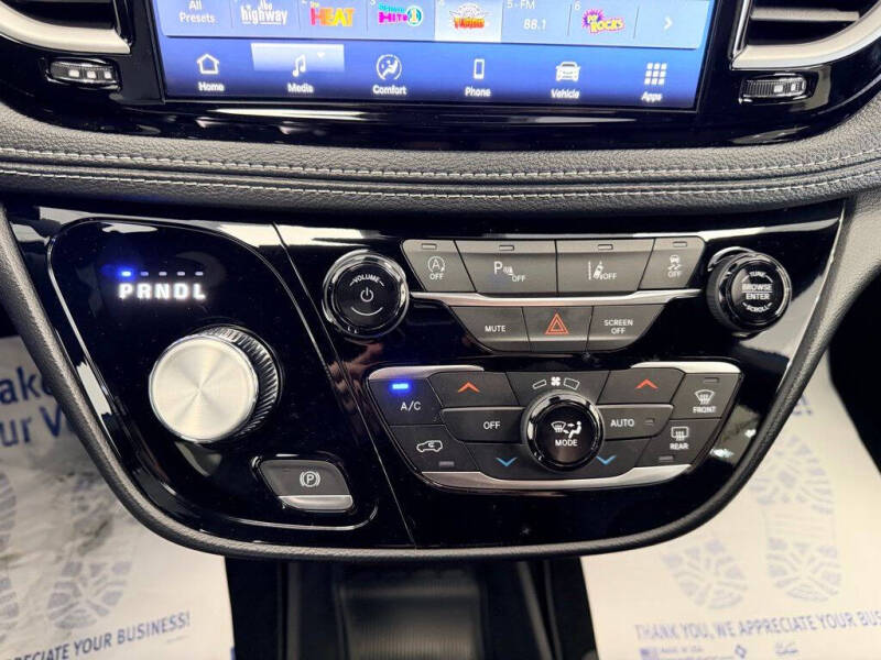 2027 Chrysler Pacifica Select