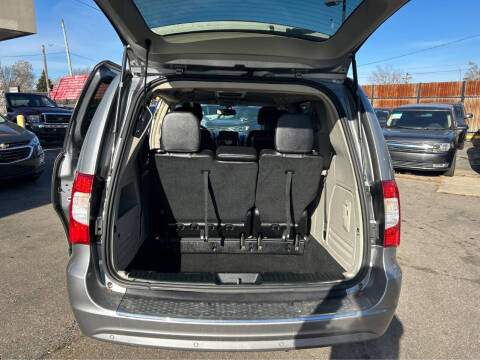 2015 Chrysler Town and Country Touring-L