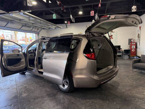 2018 Chrysler Pacifica Hybrid Touring Plus