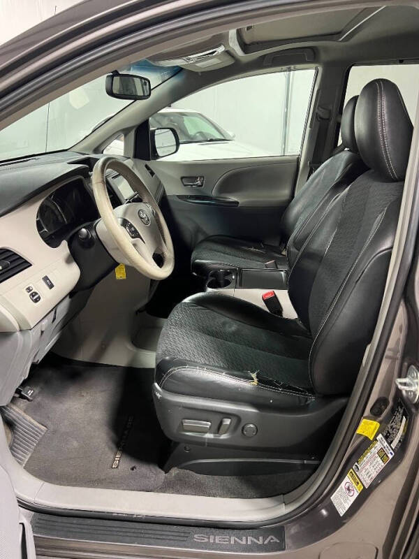2012 Toyota Sienna SE 8-Passenger
