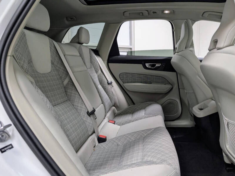2022 Volvo XC60 B5 Momentum