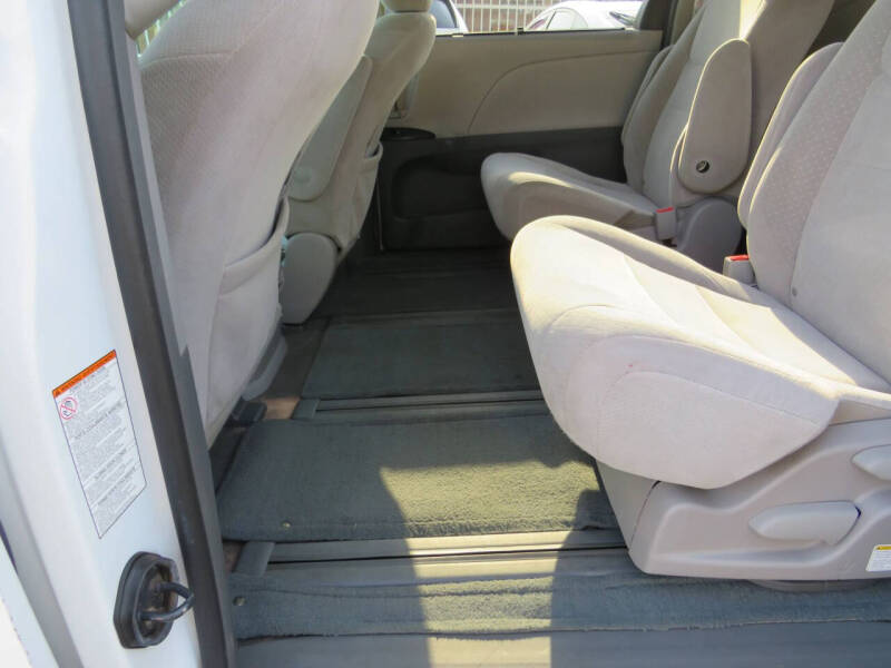 2017 Toyota Sienna LE 7-Passenger