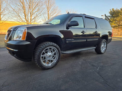 2011 GMC Yukon XL for sale at Autotrend Specialty Cars in Lindenhurst NY